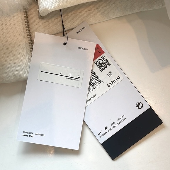 NWT Nike Oversized, 2-in-1 faux fur puffer with gloss finish on reverse side - Picture 13 of 16